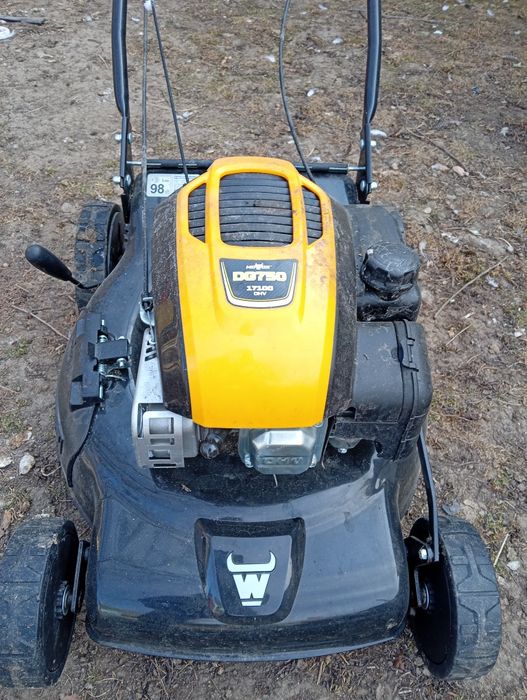 Vând mașină de tuns iarba benzină