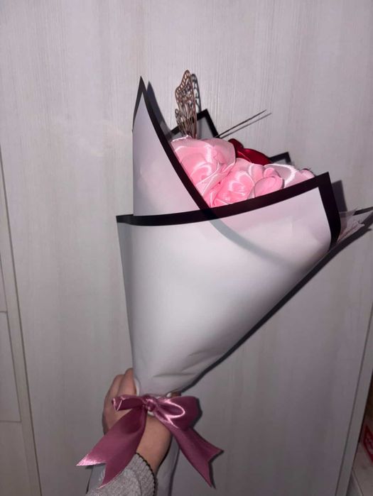 Buchet elegant din flori de satin – realizat manual