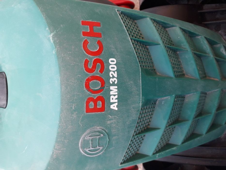 Masina de tuns iarba bosch arm 32