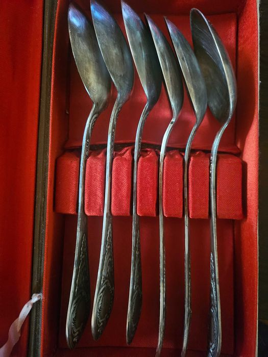 Старинни дебело посребрени лъжички.