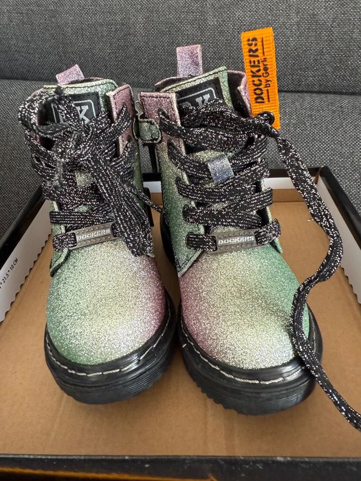 Бебешки играчки , обувки , книжка аудио приказки .