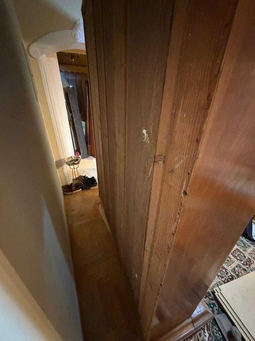 Трикрилен класически гардероб от масивно дърво