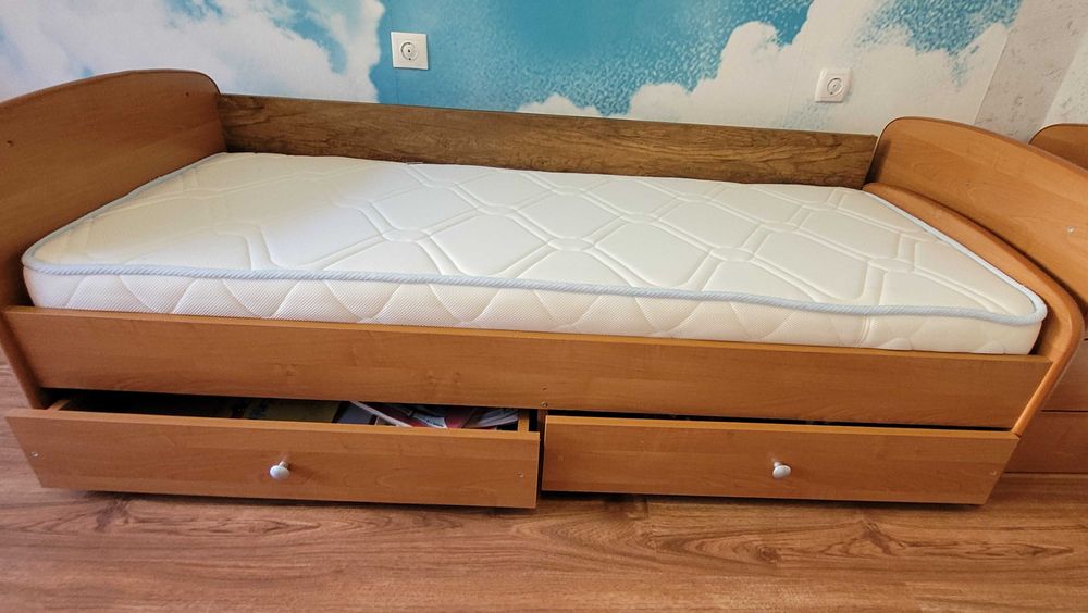 Детско легло с матрак,шкаф, и подарък к-кт чаршафи с ластик и цип