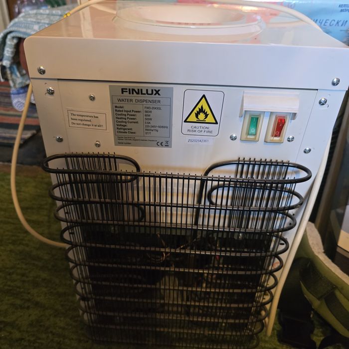 Диспенсър работи но не охлажда