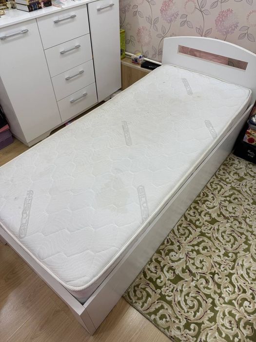 Продаётся кровать с матрасом