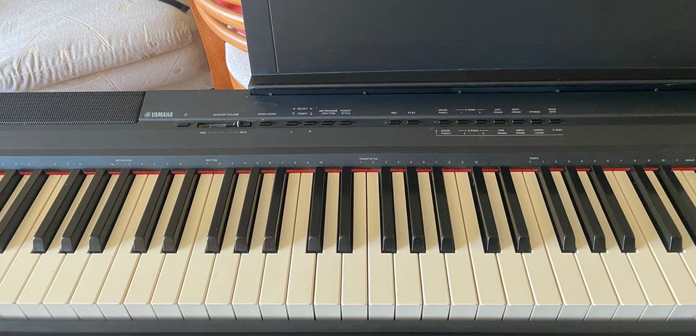 Yamaha P-105 дигитално пиано – 88 тежки клавиша + стойка + 3 педала
