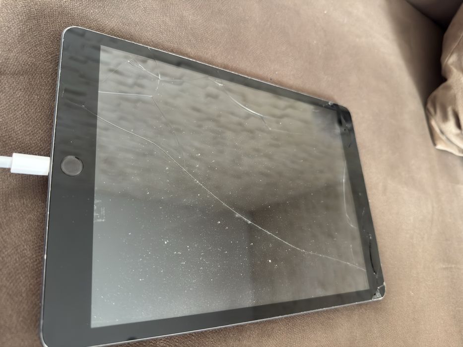 Ipad 8th generation Счупен дисплей