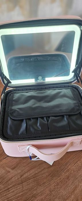 Куфарче за грим с огледало и светлина