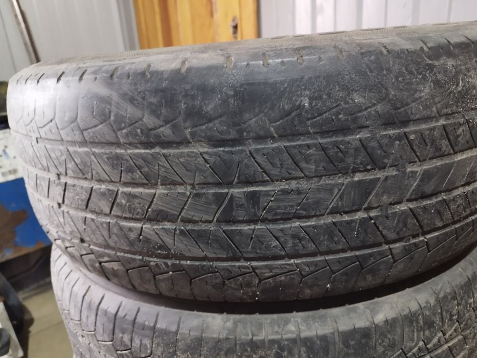 Резина 235/65/17 продам