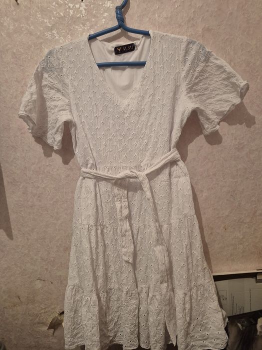 Продам платья, кофту  2000 за всё