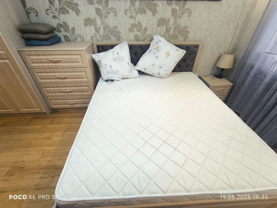 Спальный гарнитур продам.