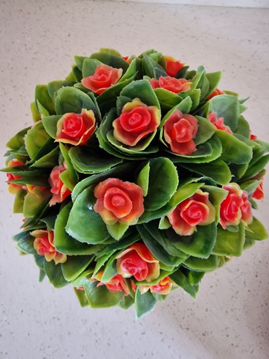 Декоративный горшок с цветами