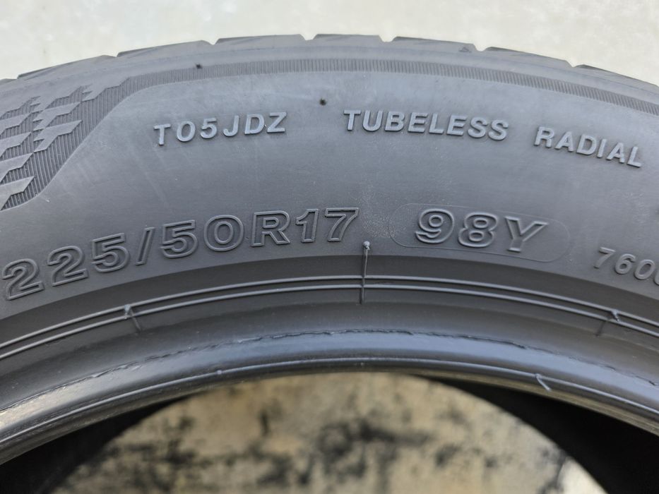 Vând două anvelope de vara Bridgestone  225 50 17 dot 0421