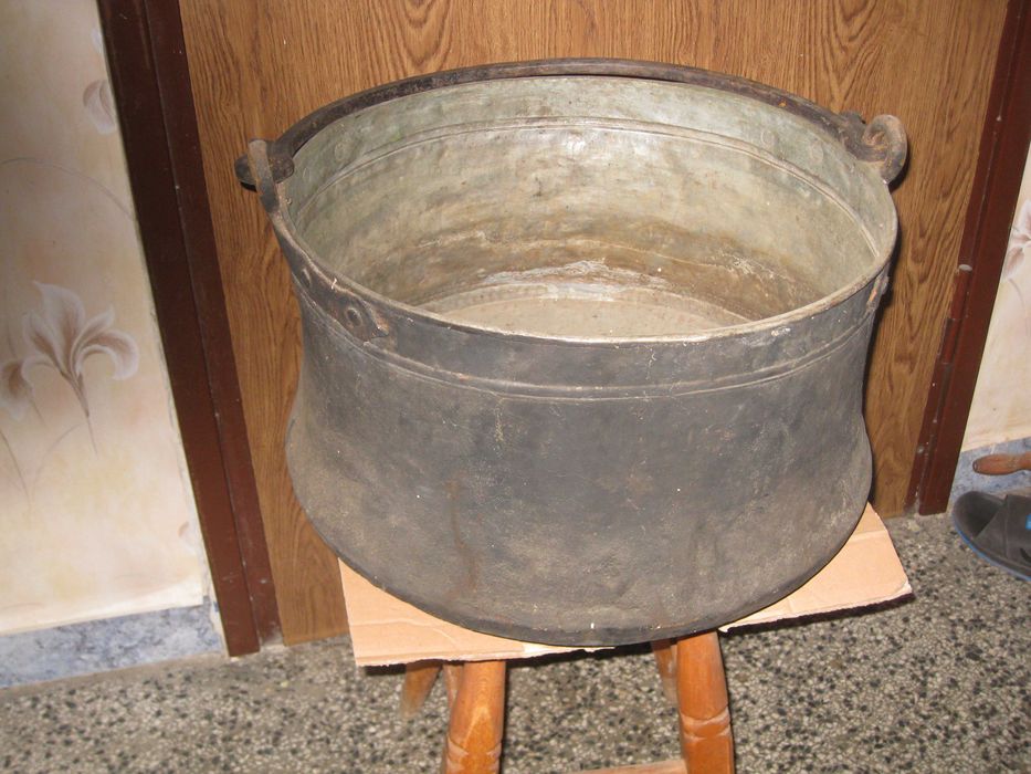 Стар, голям котел, бакър.
Стар, голям котел, бакър.
Пращам по Еконт.