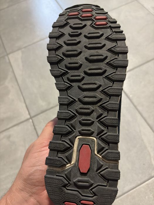 Vand adidasi Emporio Armani.