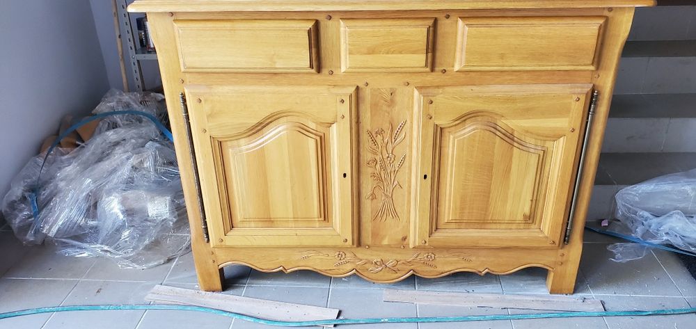 Vand vitrina din lemn masiv noua sculptata