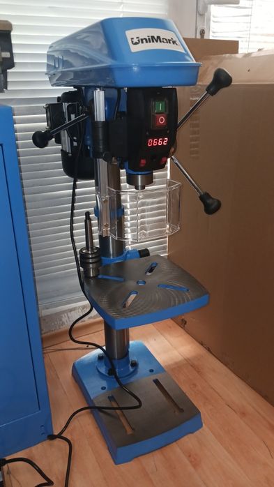 Настолна бормашина UNIMARK. С вариатор за  оборотите. Здрава,Нова
