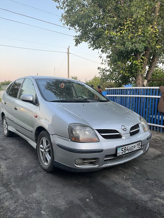 Nissan tino 2000г