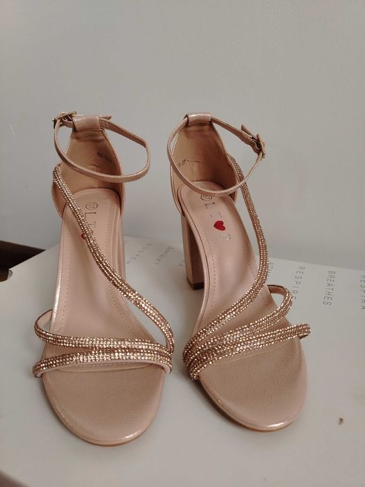 Елегантни дамски сандали