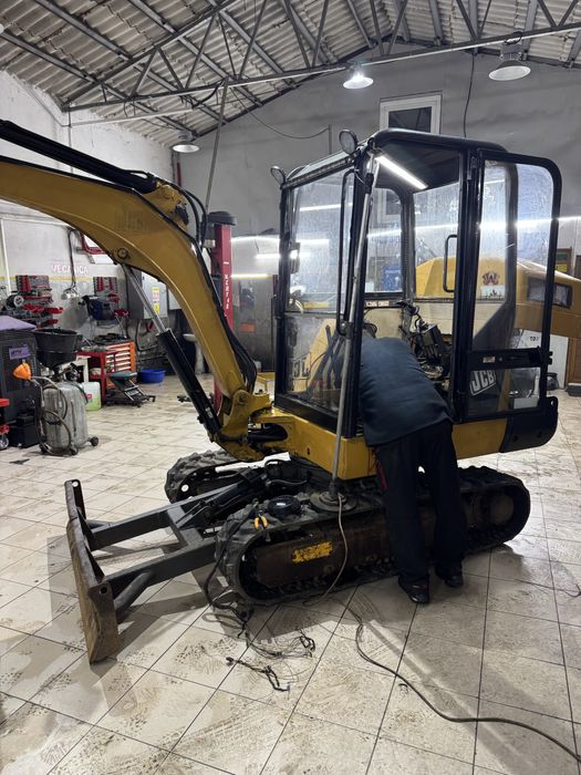 Miniexcavator de inchiriat