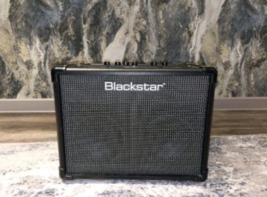 Комбоусилитель blackstar в хорошем состоянии.