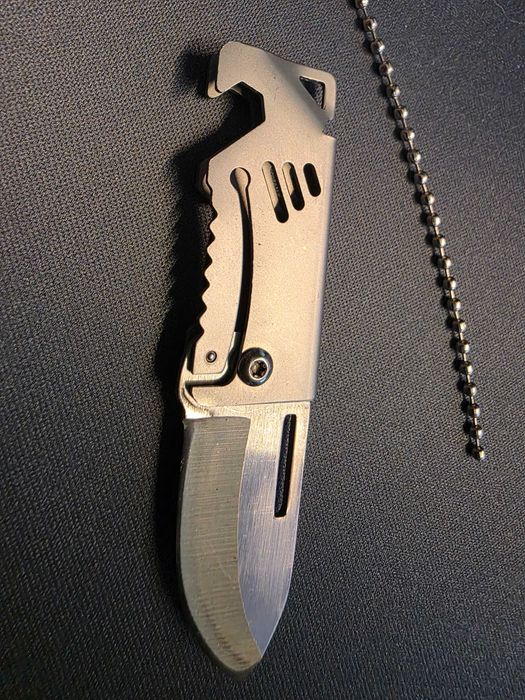 Briceag miniatura cu deschizator capace de sticla