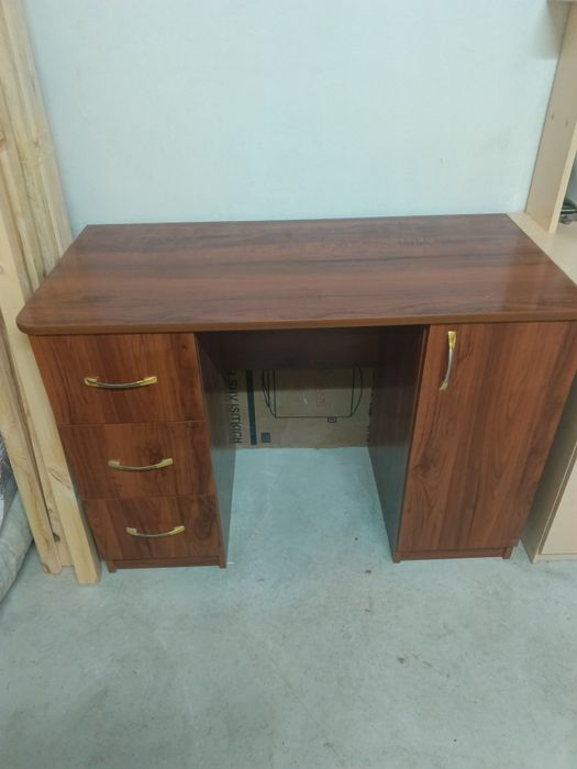 Продам стол письменный ЛДСП. 10000т.т.