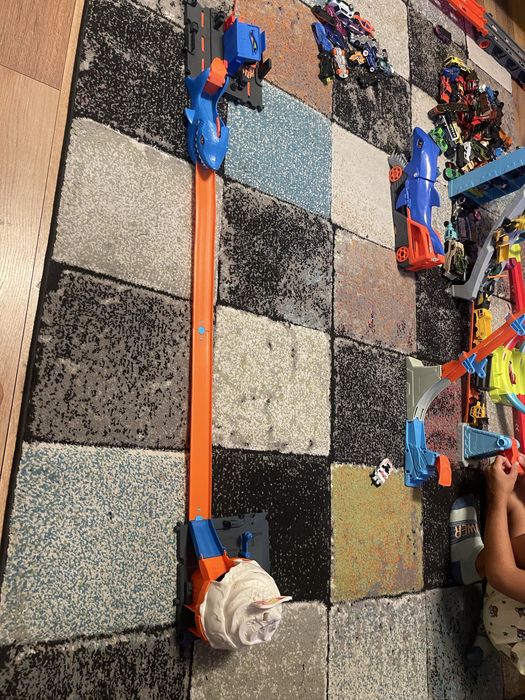 Hot wheels,Хот уйлс писта,камион,играчки