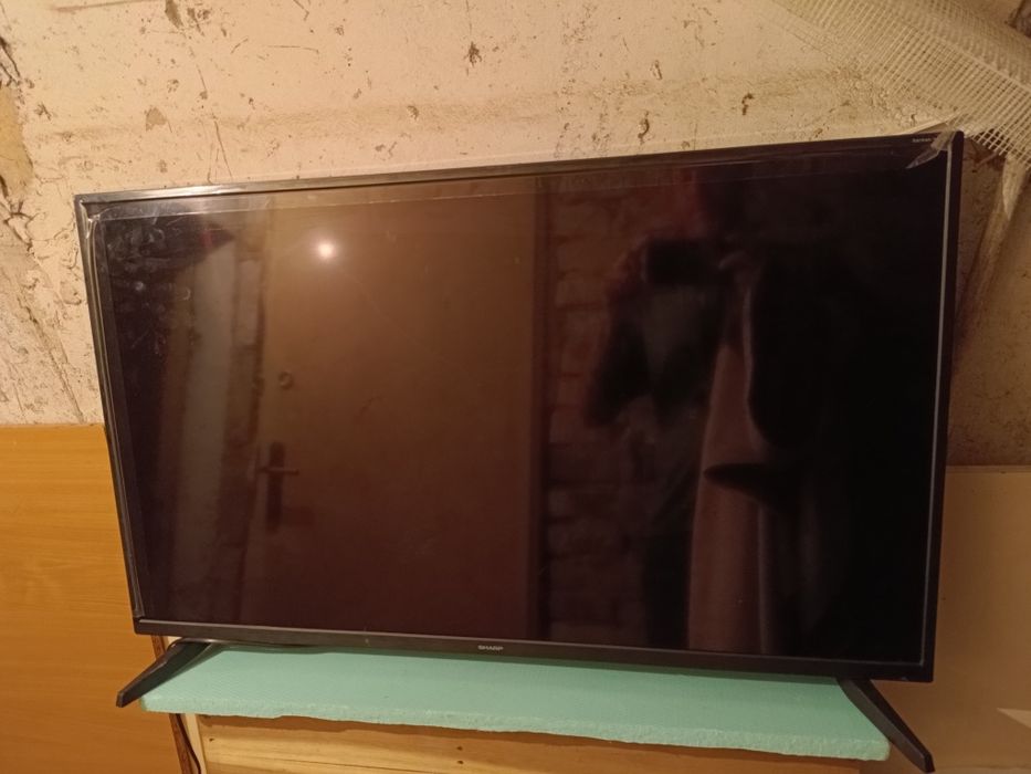 Телевизор Sharp 40" (счупена матрица)