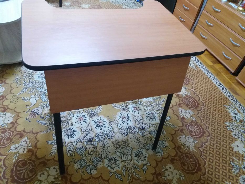 Masă cu picioare metalice