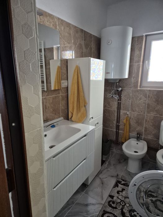 Vand s au schimb cu apartament .