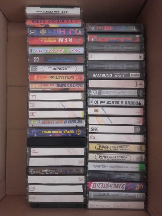 Casete audio cu muzica usoara