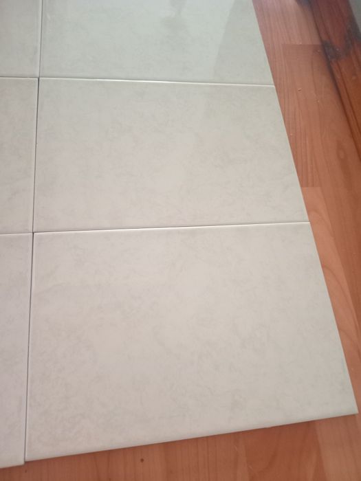 Кафель бежево-молочный.