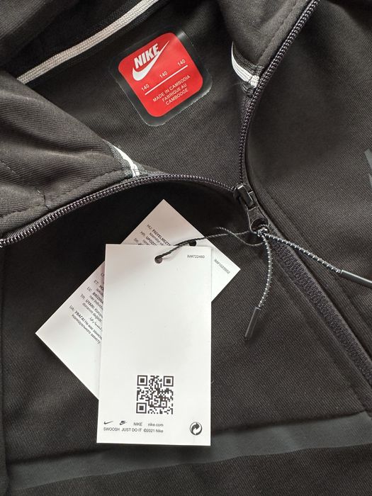 Детски,памучен,черен екип Nike с бродирано лого и активен,заден джоб