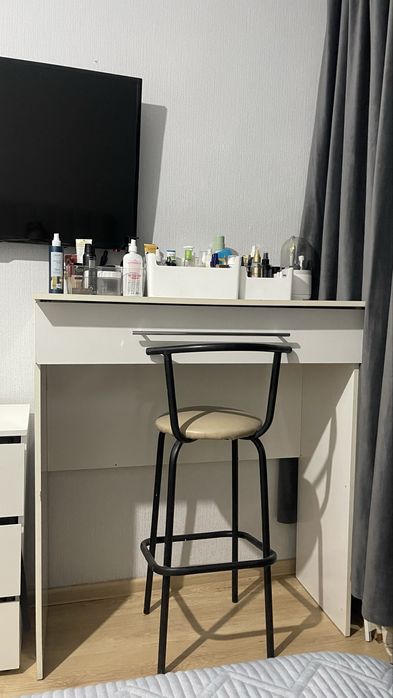 Продается комод или стол для визажиста