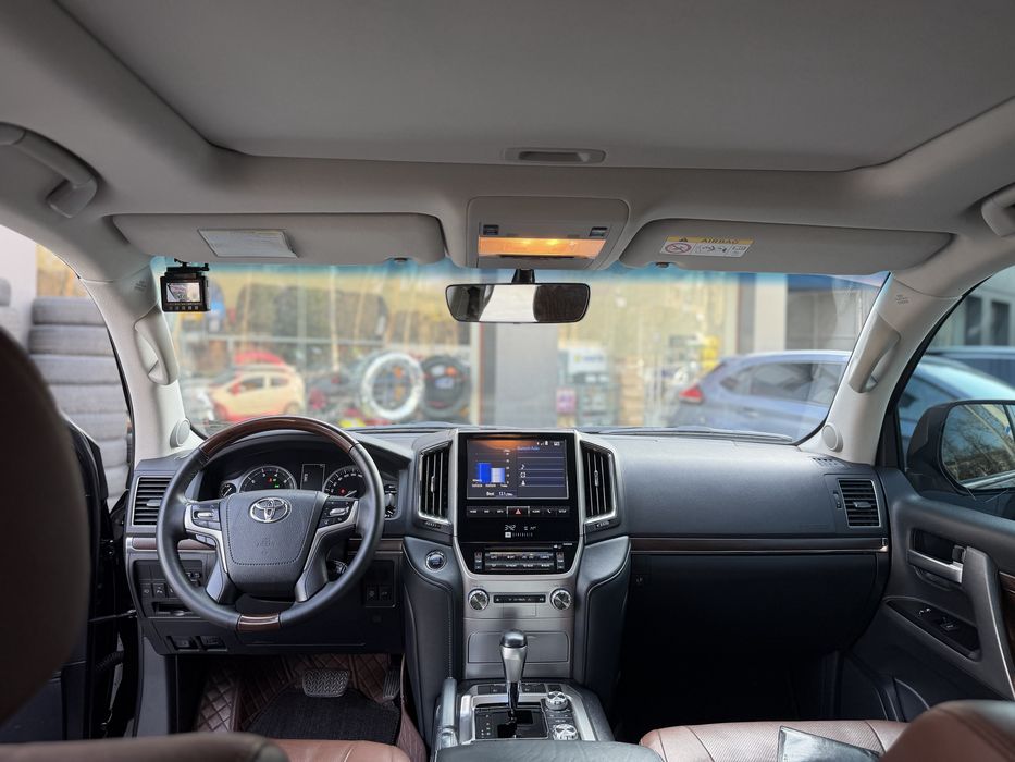 Tayota Land Cruiser vrx 200