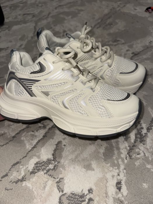 Новые кроссовки 36 размер