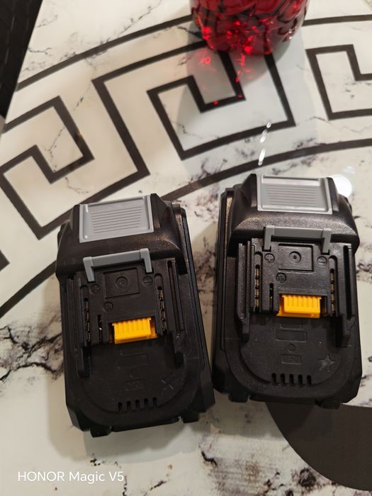 Baterii Makita 8 A celule 21700.