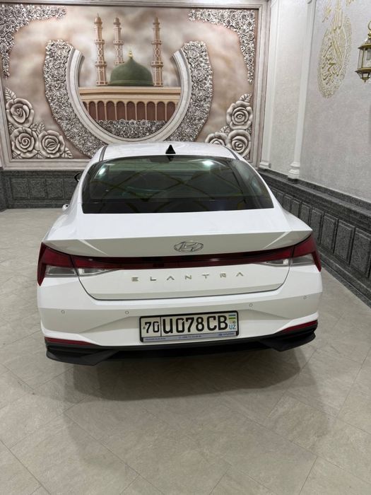 Hundai elantra sotiladi