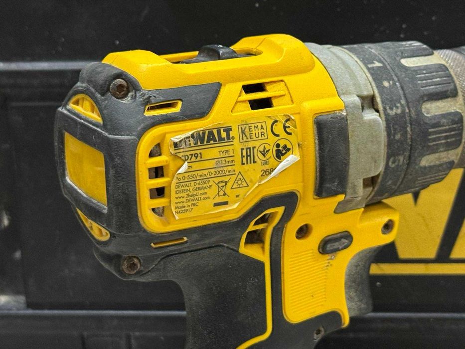 Акумулаторен винтоверт DeWALT DCD791P2 с 2 батерии и зарядно