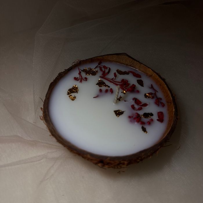 Lumânare parfumată în coajă de nucă de cocos