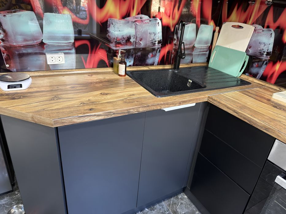 Кухонный гарнитур угловой вместе с вытяжкой и раковиной