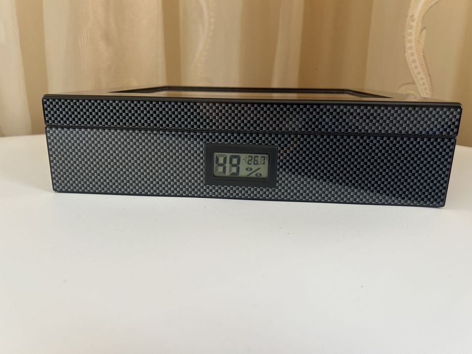 Хумидор за пури – испански кедър, карбонов дизайн, хигрометър