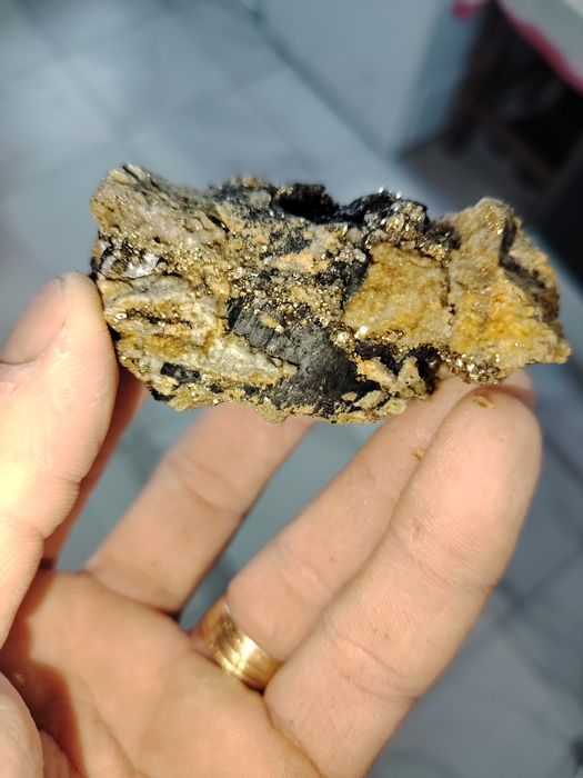 Flori de mina vivianit cu cuarț și pirită.