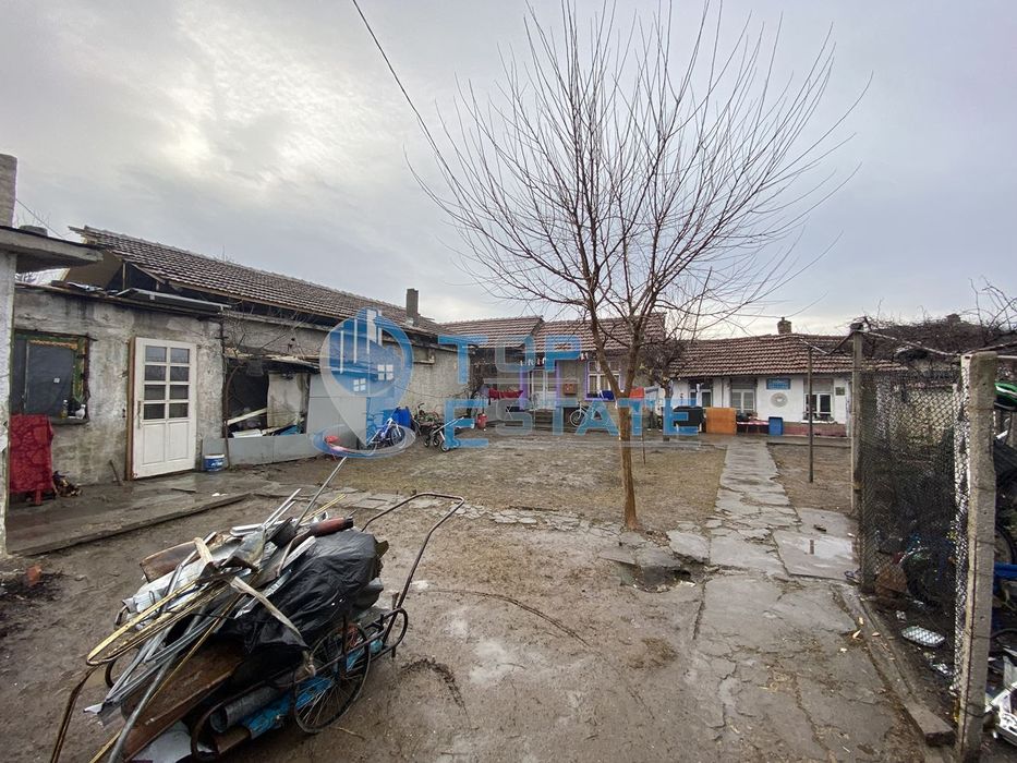 Тухлена къща с гараж и кладенец в гр. Горна Оряховица, област Велико