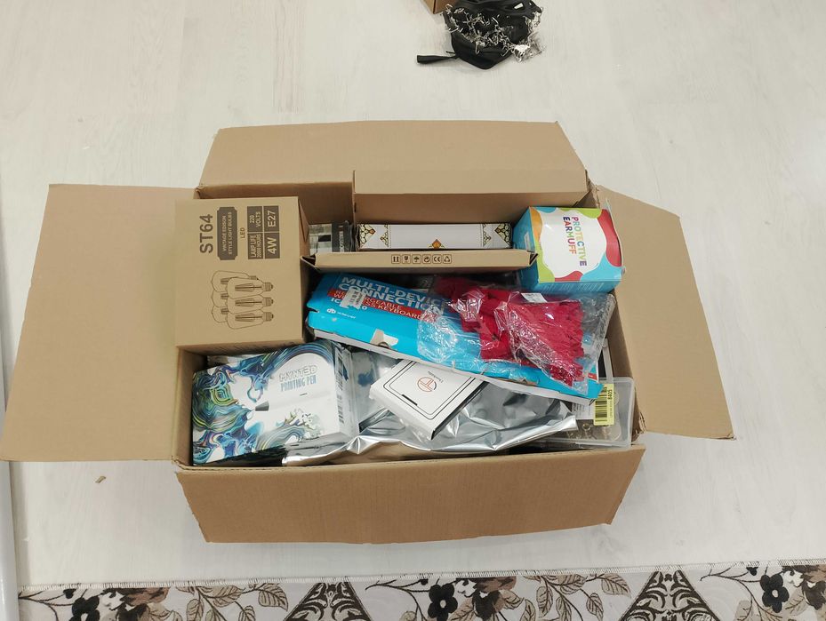 Amazon кашон с различни продукти