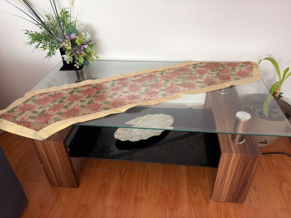 Masă de sticlă cu blat de lemn