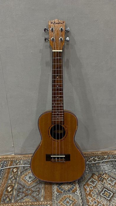 Продам укулеле новая