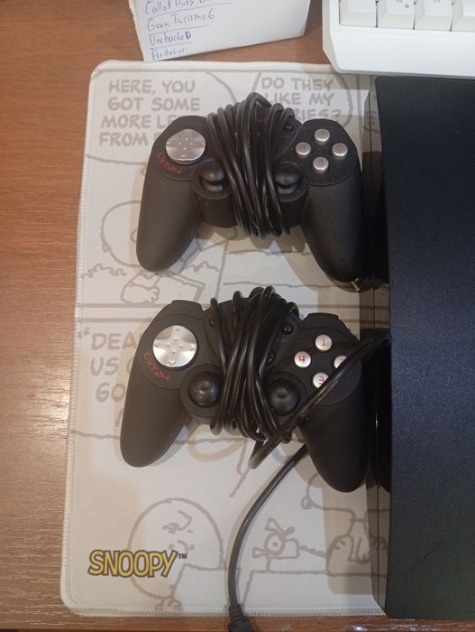 Плейстейшън 3 с изтеглени игри на него и 2 Контролера на Trust