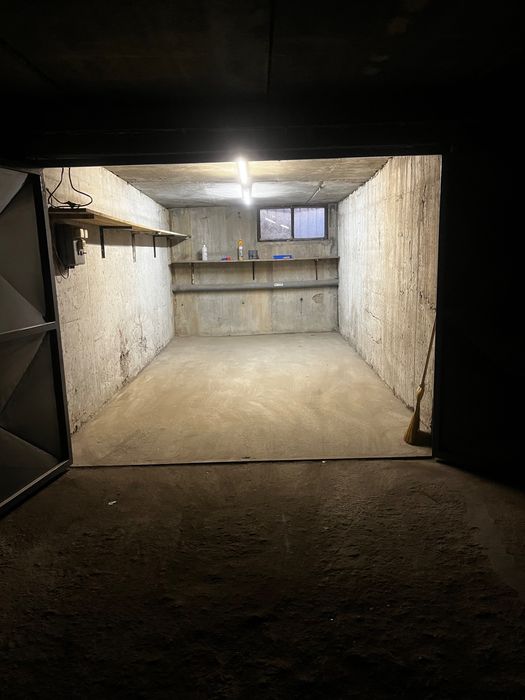 Гараж  с ток  и право на строеж върху него